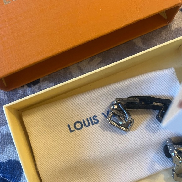 Authentic & preowned LV chain link bracelet 8.2 inches in length. Beautiful! - Picture 4 of 10